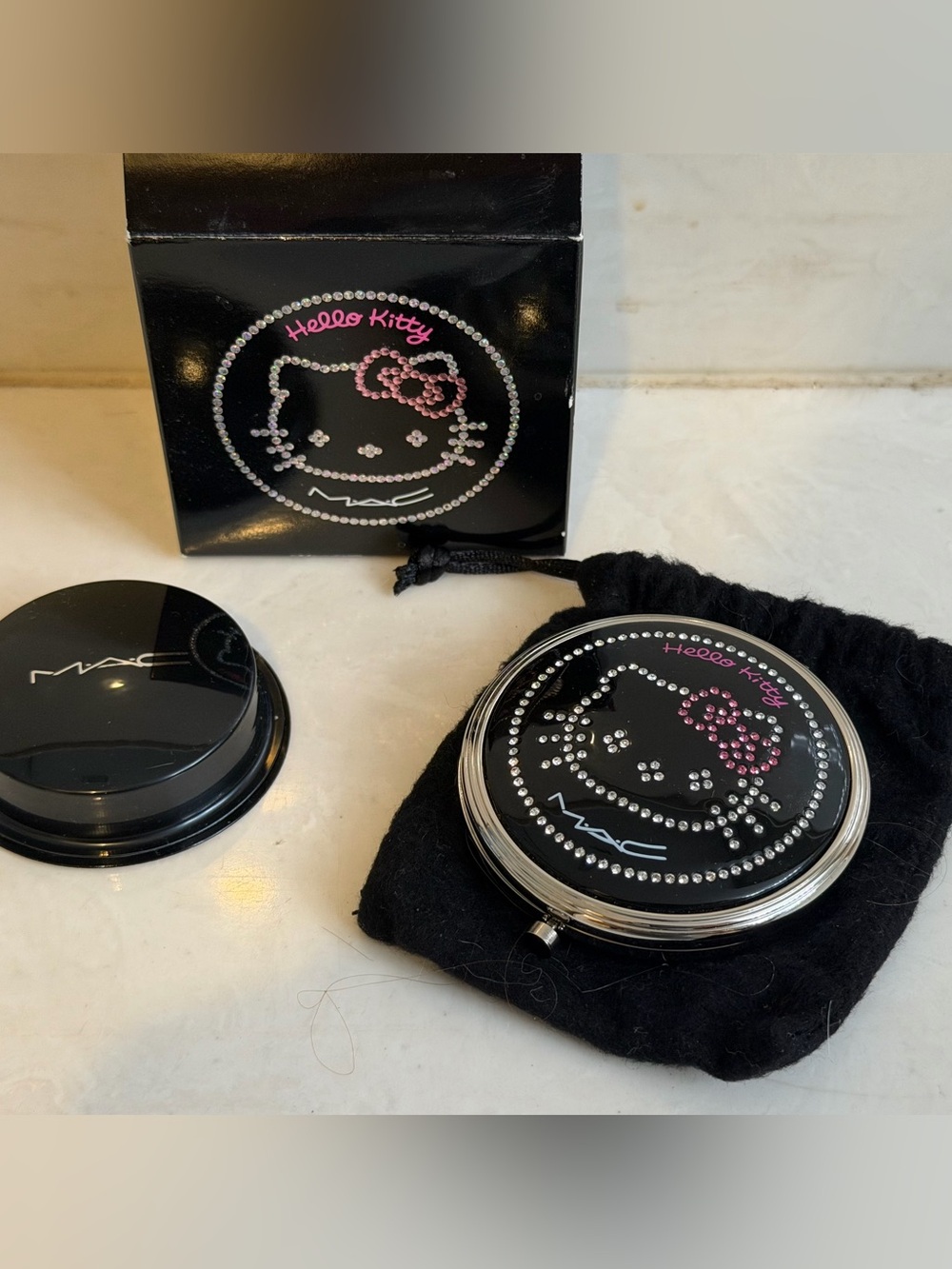 M•A•C Hello Kitty Sheer Mystery Pressed Powder Compact Light New in Box - Picture 8 of 8